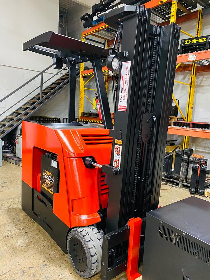 Raymond 425-C40TT – close-up of mast and forks – triple-stage mast and clamp-ready carriage – CSA/MOL certified electric docker – Brampton ON