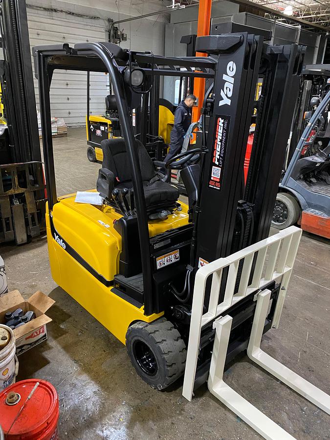 Opposite Front angled view showing mast rails and fork tips