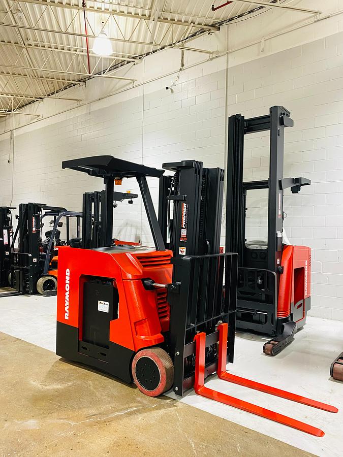 Front view of Raymond 425-C35TT Docker Forklift – triple mast, side shifter, CSA-certified, repainted chassis