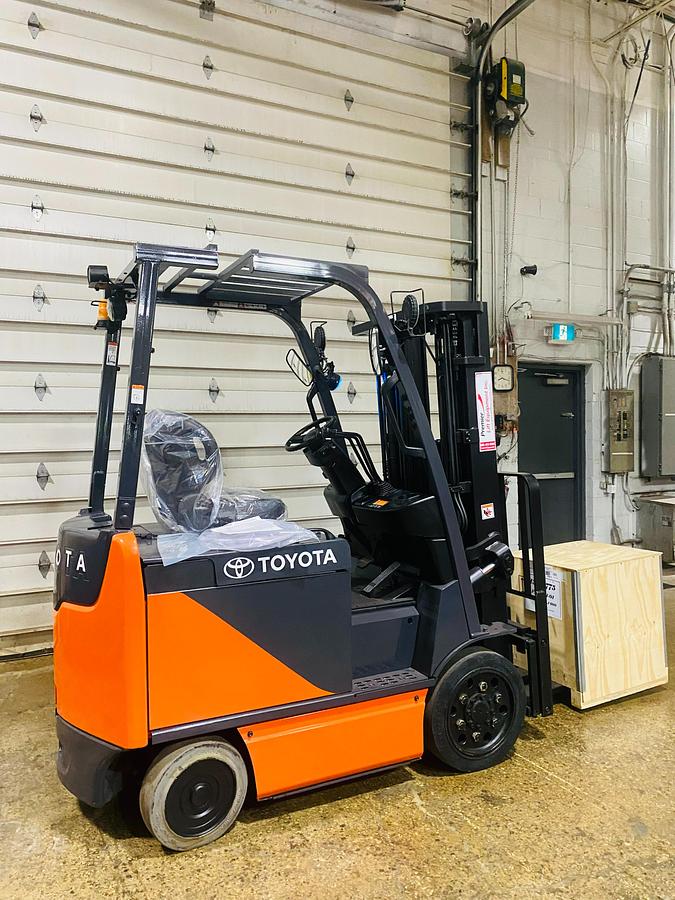 Toyota 8FBCU25 – full side profile – cushion tires, mast, and operator compartment – EE-rated CSA/UL electric forklift – Brampton ON
