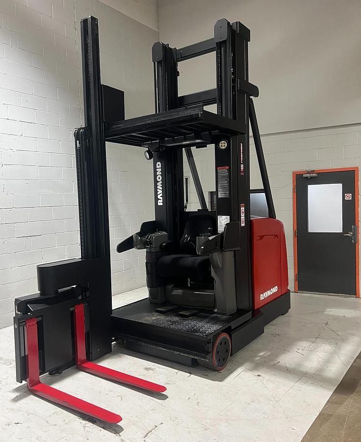 2013 Raymond 960‑CSR30T front angle – swing‑reach carriage, forks, and 3‑stage 394” mast – wire‑guided VNA turret forklift – 3,000 lb capacity – Brampton ON