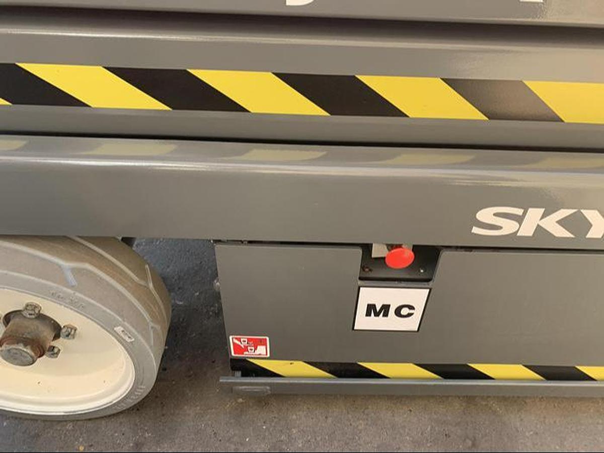 kyjack SJIII 3220 – lower chassis view – battery tray, hydraulic lines, slab frame – CSA/MOL certified – Brampton ON