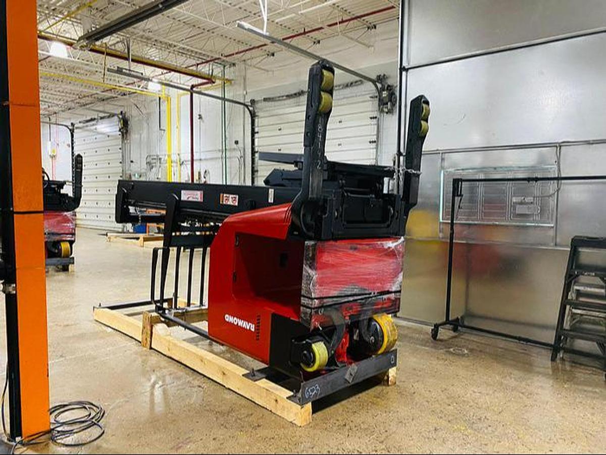 Angled underside view of Raymond 750‑DR32TT chassis in cradled position