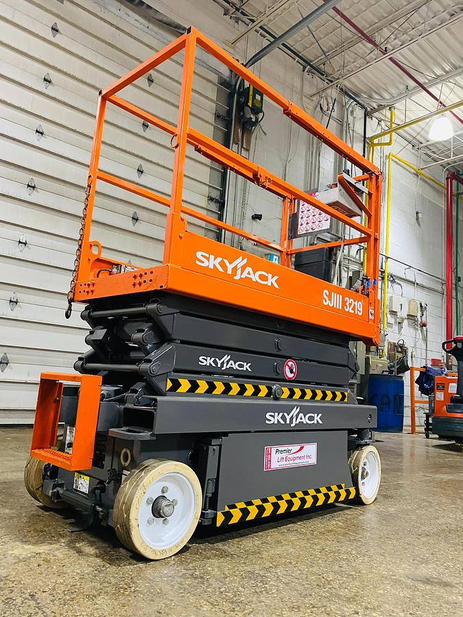 Skyjack SJIII 3219 – close-up angle – control box, platform rails, charger port – CSA/MOL certified – Brampton ON