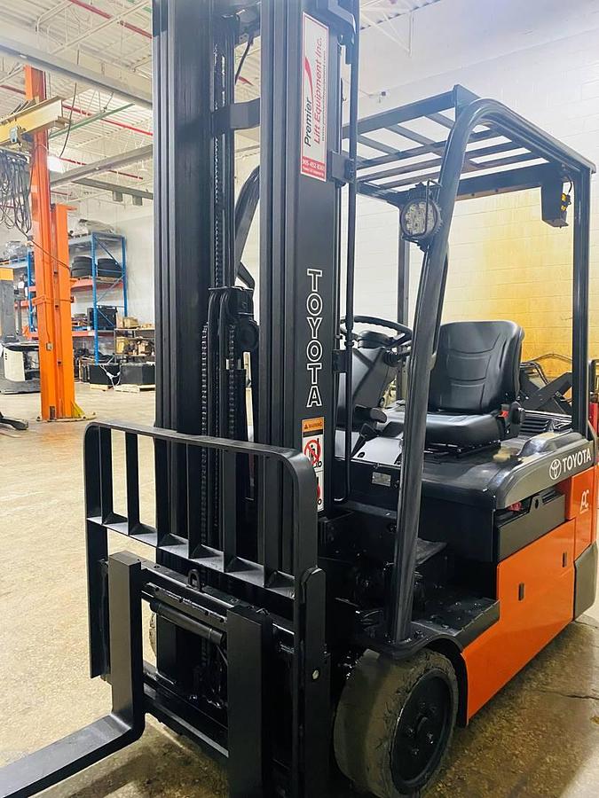 Toyota 8FBE20U – angled front mast view – 218” triple-stage lift – side shift and load backrest – CSA certified electric forklift – Brampton ON
