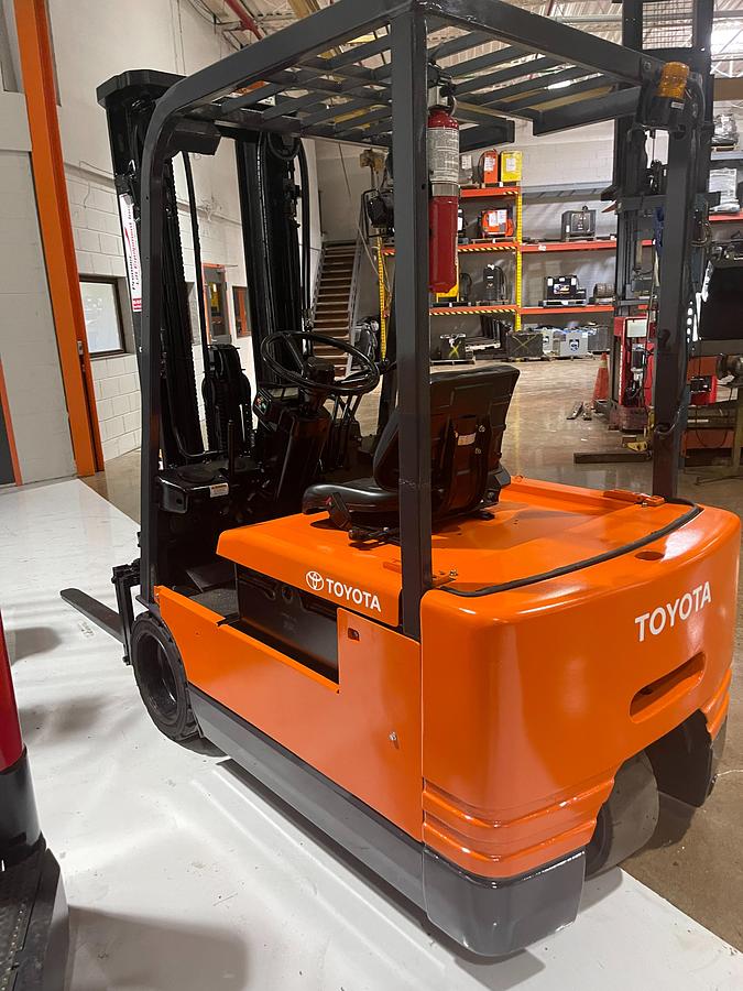 Rear angle view of Budget Toyota 5FBE18 — counterweight and rear chassis.