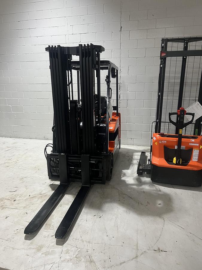 Used 2014 Toyota 7FBEU20 | 3 Wheel Electric Forklift | Quad Mast | 4,000 lb | CSA Certified | Brampton ON