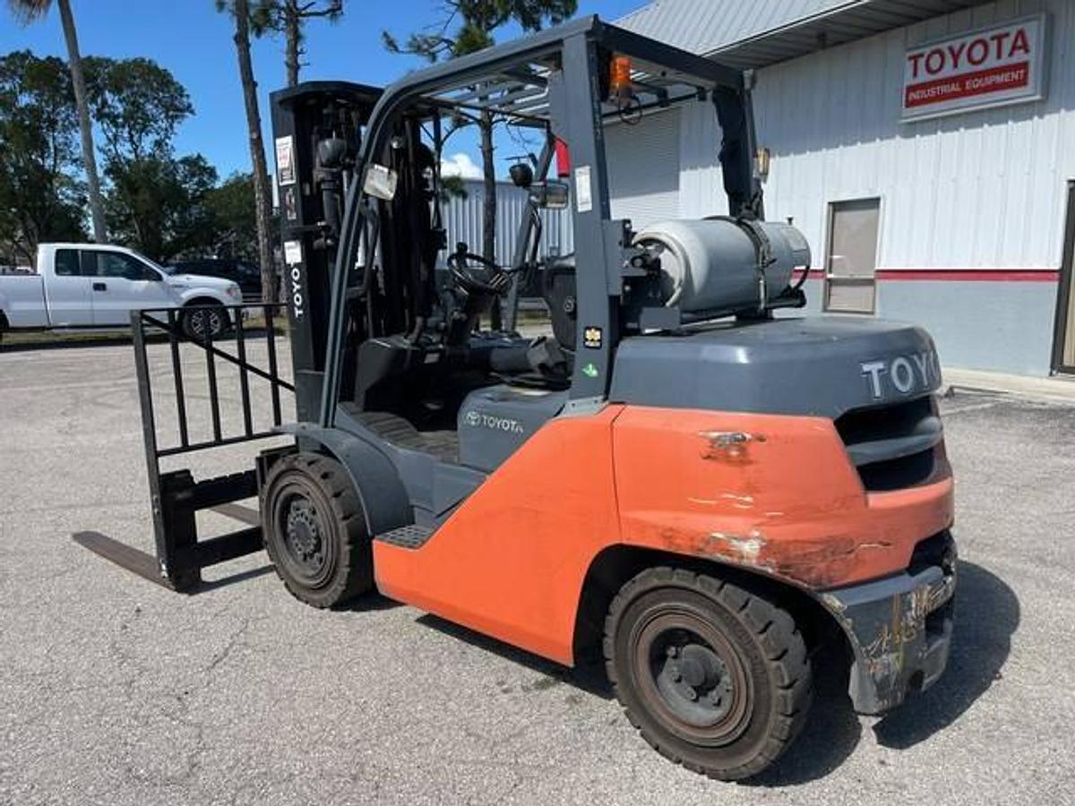 Toyota 8FG35U – passenger-side rear angle – counterweight, propane tank bracket, and outdoor tread tires – CSA-certified propane forklift – Brampton ON