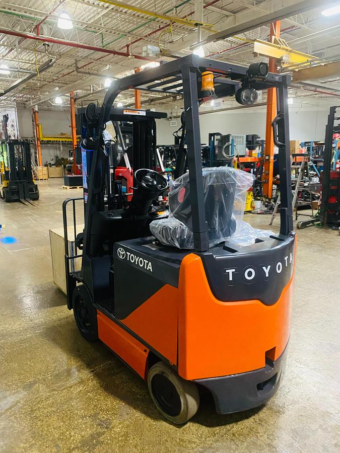 Toyota 8FBCU25 – rear angle view – counterweight, EE-rated labeling, and non-marking indoor tires – CSA-certified electric forklift – Brampton ON