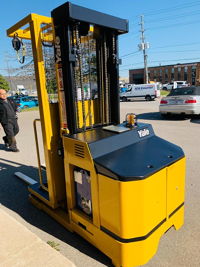 Yale OS030EFN – rear angle view – counterweight, CSA decals, and platform guard – electric order picker – Brampton O