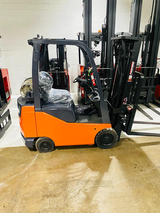 Toyota 8FGCU18 – full side profile – triple mast, cushion tires, and compact chassis – CSA-certified LPG sit-down forklift – Brampton ON
