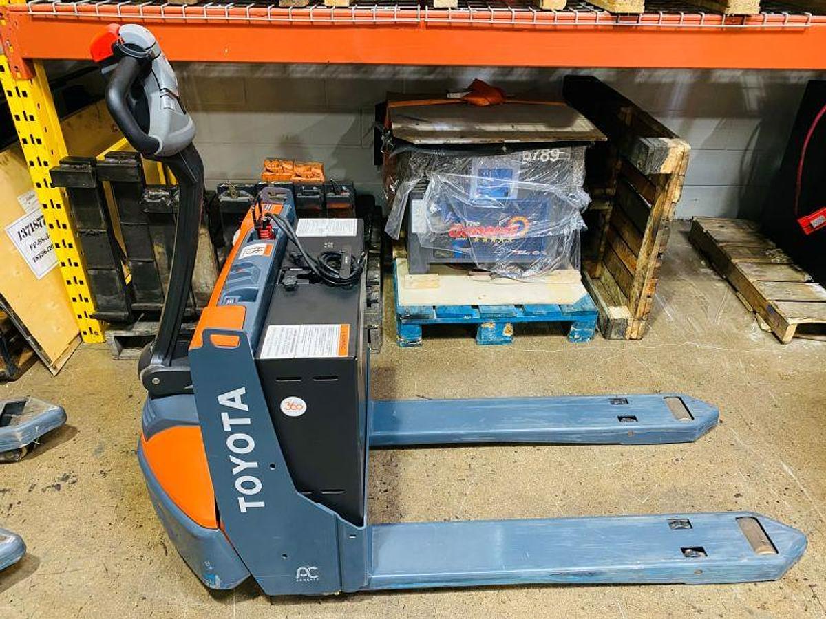 Side view of 2018 Toyota 8HBW23 electric walkie pallet jack – 4,500 lb capacity – Brampton ON