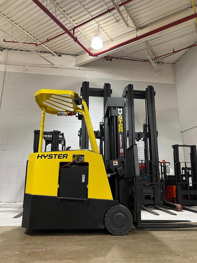 Side view of Hyster E30FR-24 electric dockstocker showing stand-up rider configuration, triple-stage mast, cushion tires, and CSA-certified chassis – unit staged in Brampton ON