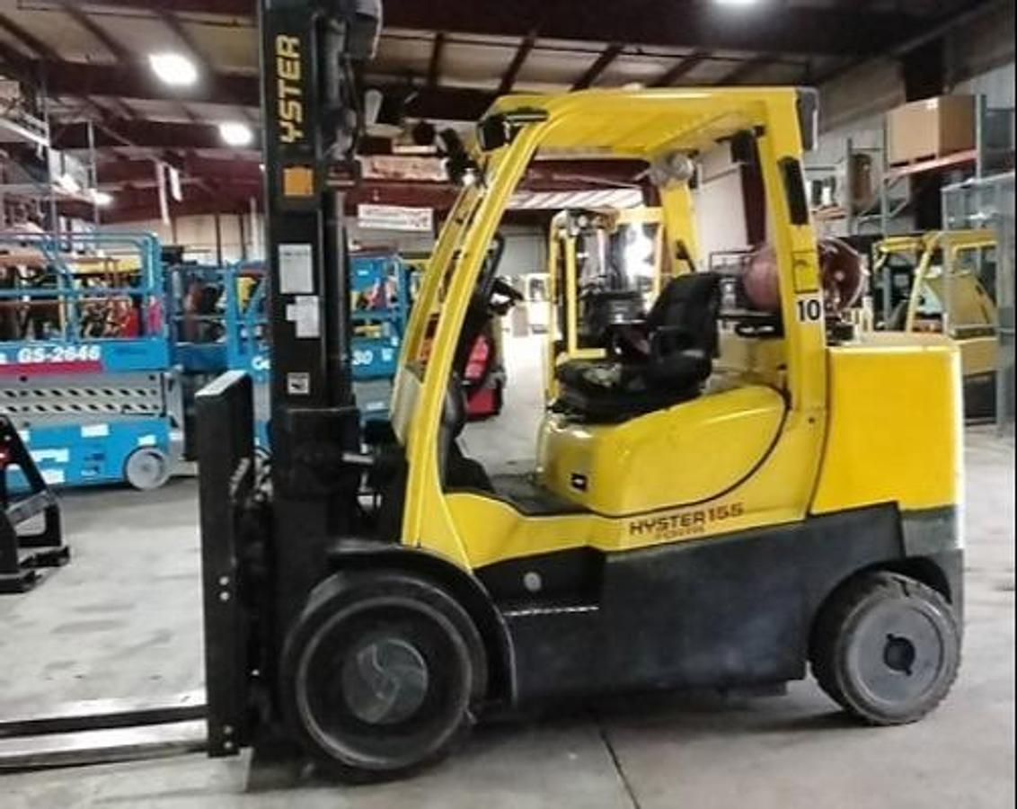 Hyster S155FT – full side profile – 2-stage mast, cushion tires, and operator cab – CSA-certified propane forklift – Brampton ON