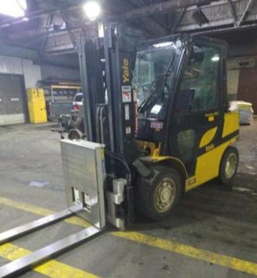 2020 Yale GLP090VX 9,000 lb pneumatic forklift – angled front‑side view showing cab enclosure, pneumatic tires, and 4‑way hydraulics
