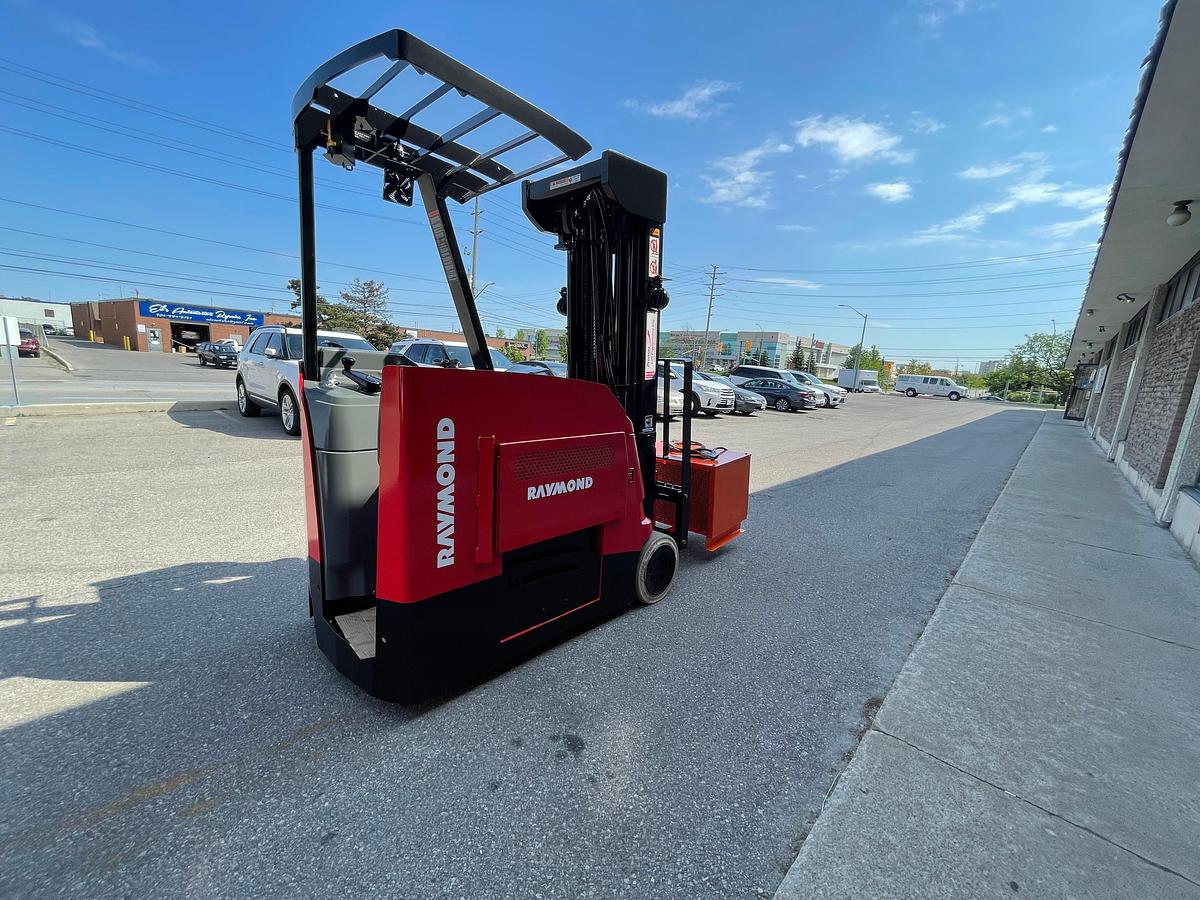 Raymond 425-C50QM – rear corner angle – counterweight and chassis – EE-rated electric forklift – CSA certified – Brampton ON