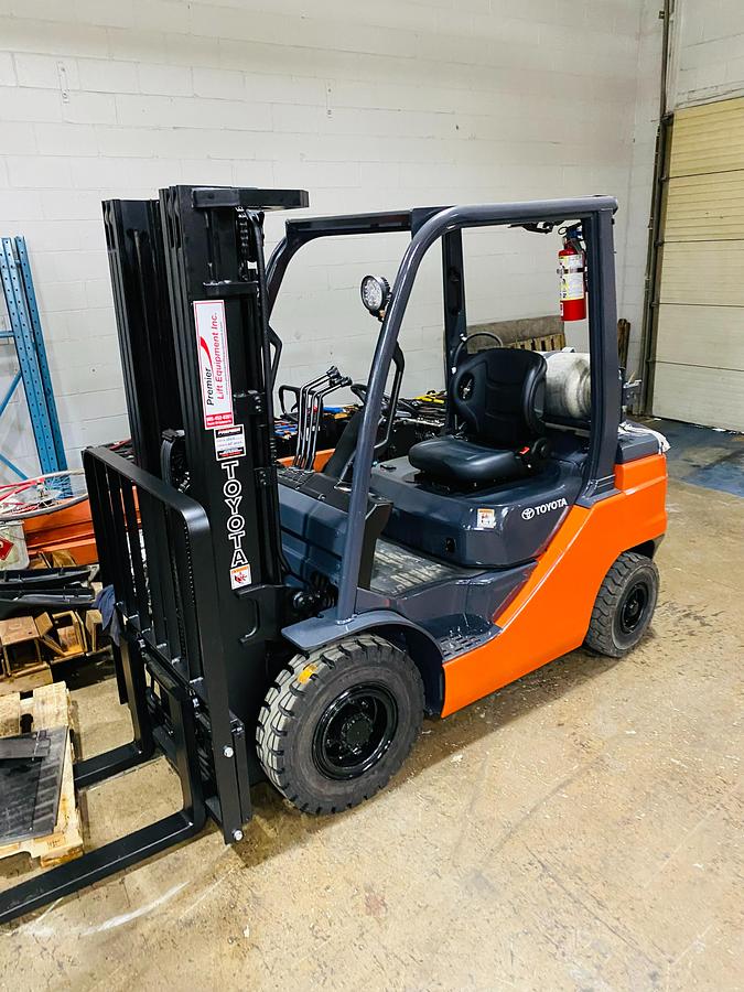 Toyota 8FGU25 – angled front view – triple mast, 42” forks, and side shift carriage – CSA-certified LPG pneumatic forklift – Brampton ON
