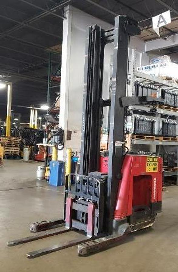 018 Raymond 750‑DR32TT side view – CSA‑ready deep reach forklift – 321” triple mast – 36V electric – Brampton ON