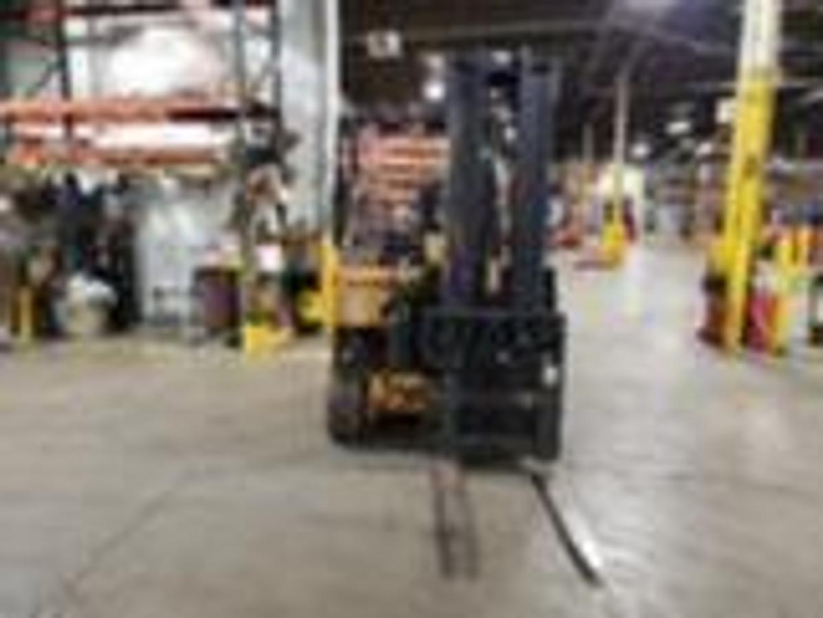 Front angled view showing mast rails and adjustable forks