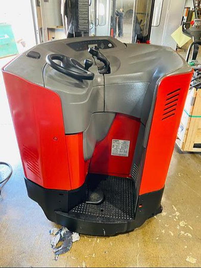 Operator compartment with stand‑up controls on Raymond 750‑DR32TT