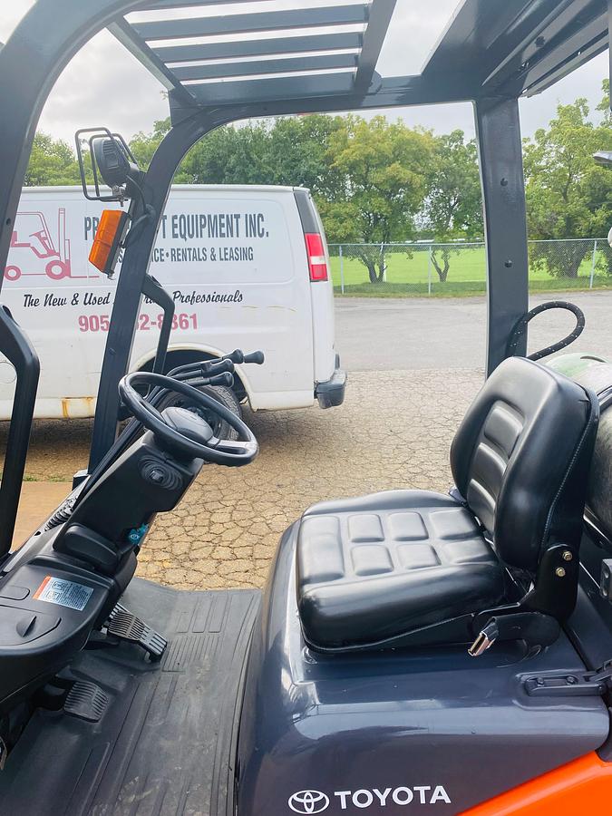 Toyota 8FGCU15 – operator compartment side view – open platform layout, suspension seat, and overhead guard – CSA-certified propane forklift – Brampton ON