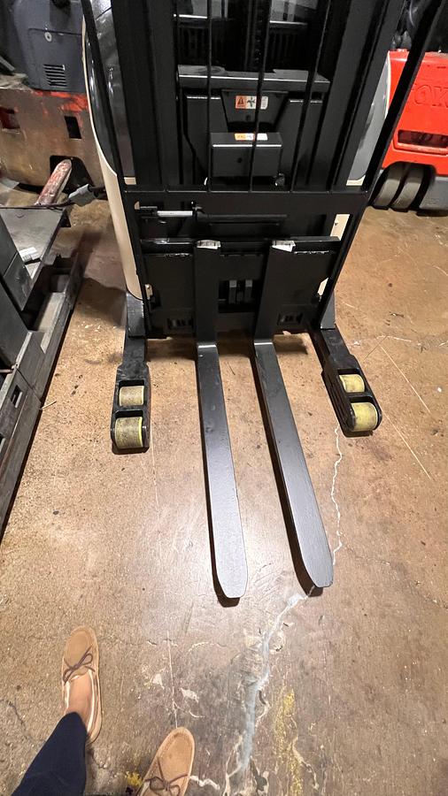 Front view of Staddle legs with non mark poly load wheels.