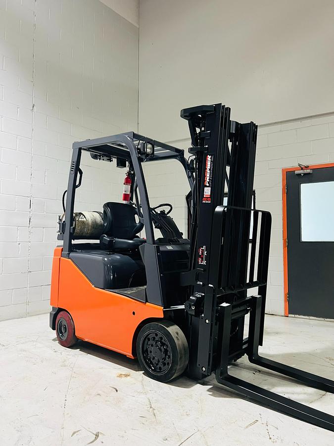 Toyota 8FGCU15 – close front angle – mast, forks, and side shift carriage – CSA-certified propane sit-down forklift – Brampton ON