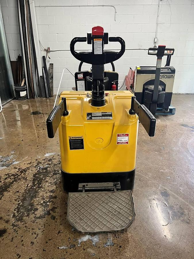 Starke PTR50-EAPS – direct front view – tapered forks, tiller handle, rider platform – electric walkie rider – Brampton ON