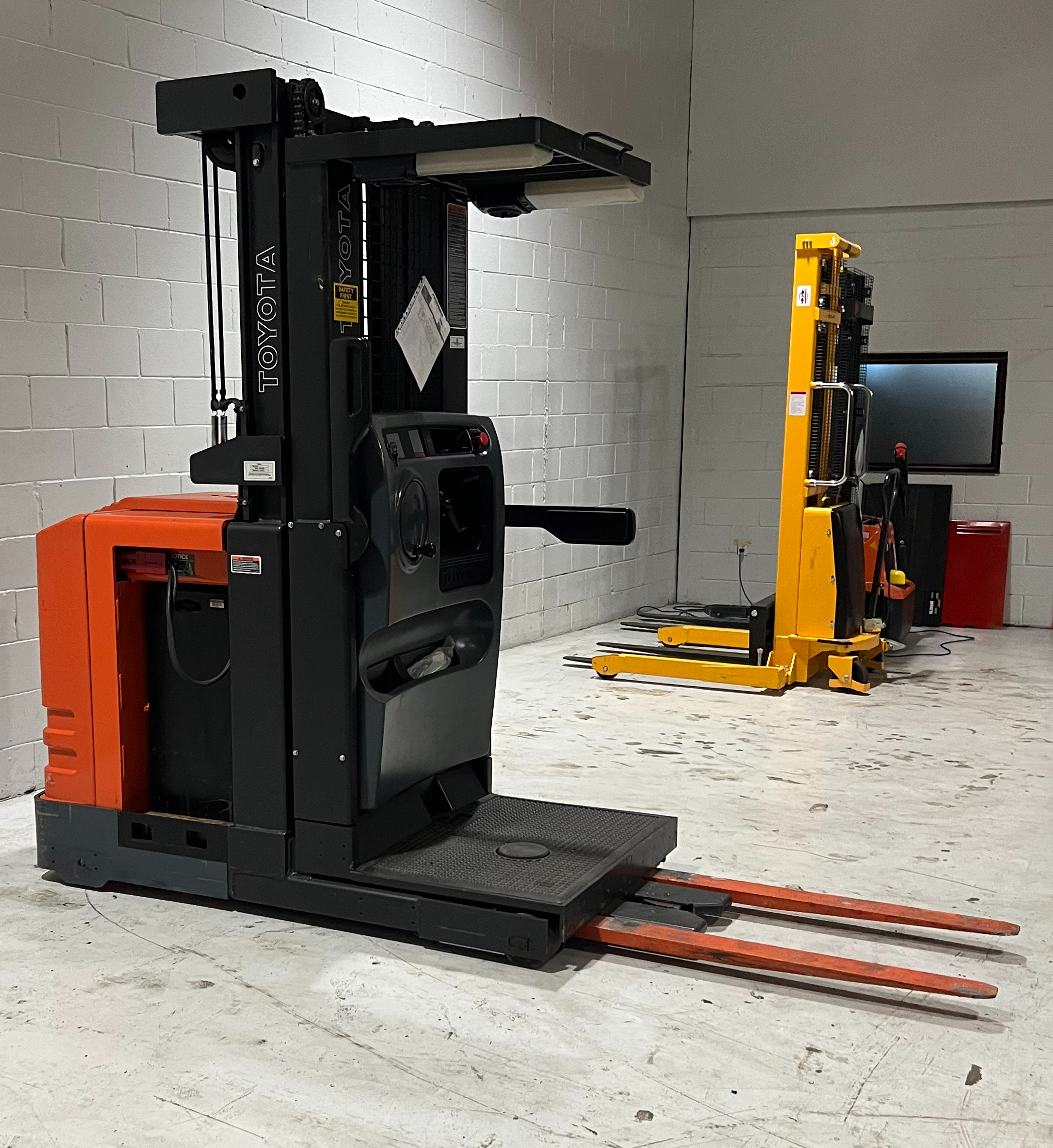 Side view of Budget Toyota 7BPUE15 order picker, reconditioned and repainted non‑CSA unit.