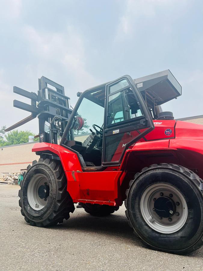 Manitou M40-4 – close-up opposite angle – door handle, mirror set, clamp-ready hydraulic ports – CSA/MOL certified – Brampton ON