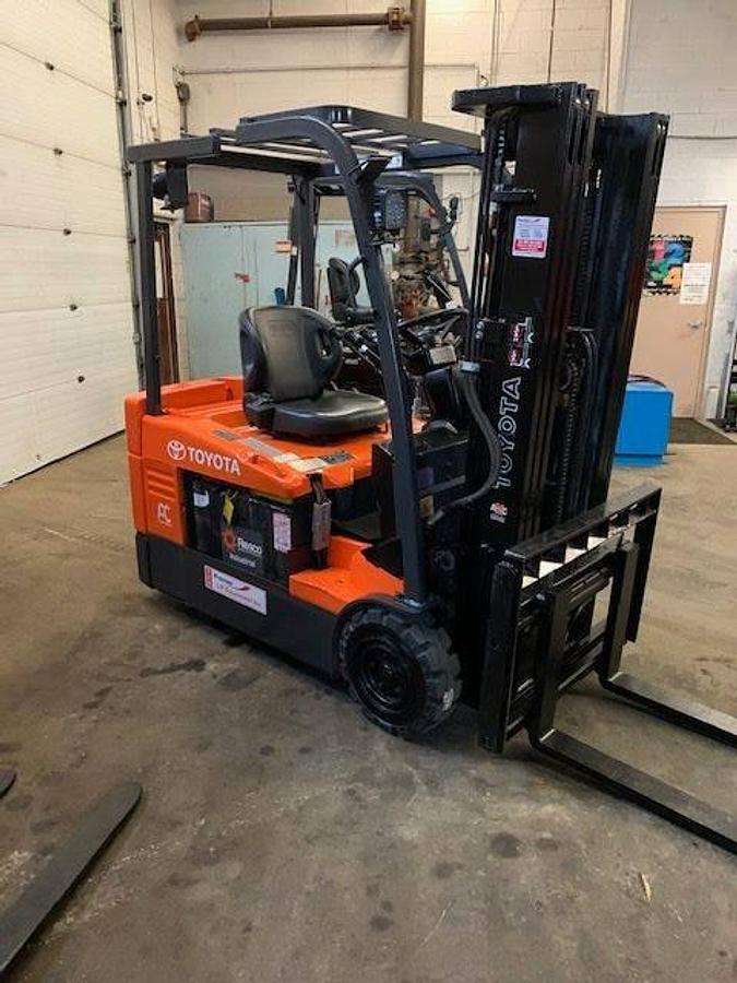 Toyota 7FBEU20 – angled front view – 42” forks, triple mast, and SAS carriage – CSA/MOL certified electric forklift – Brampton ON