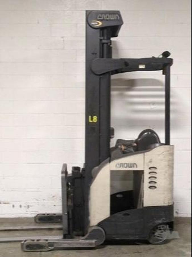 Crown RD5220-30 – side profile – stand-up operator platform, mast rails, and battery compartment – CSA reach forklift – Brampton ON