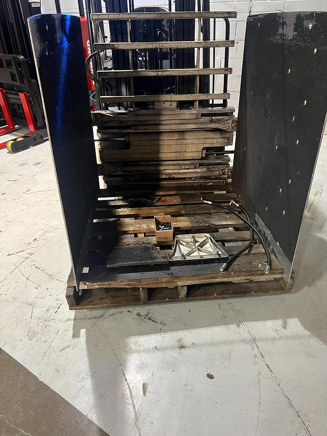 Front view of Cascade 25D‑CCS‑35AR1 carton clamp attachment with smooth clamp pads and wide opening range