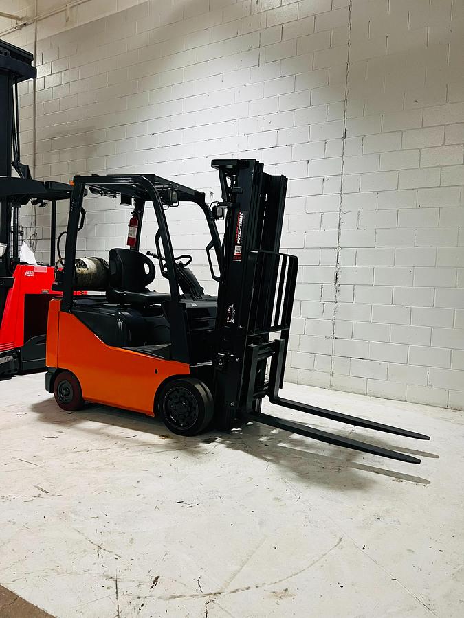 Toyota 8FGCU15 – angled front view – forks, mast, and cushion tires – CSA-certified LPG forklift – Brampton ON