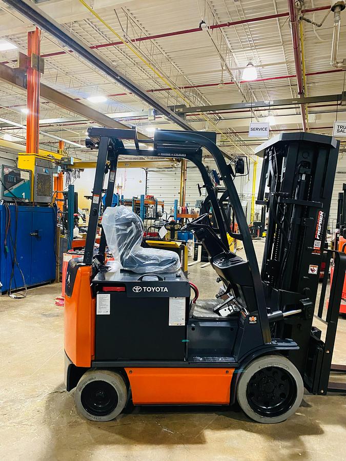 Other side view of Toyota 8FBCU25 electric forklift – CSA-certified indoor unit with 36V powertrain, cushion tires, and triple mast to 189” – Premier Lift Equipment Brampton ON
