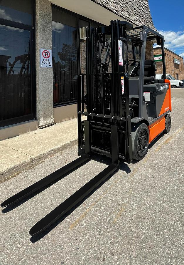 Toyota 8FBCU25 – direct front view – triple mast, fork tips, and load backrest – CSA/UL certified electric forklift – Brampton ON
