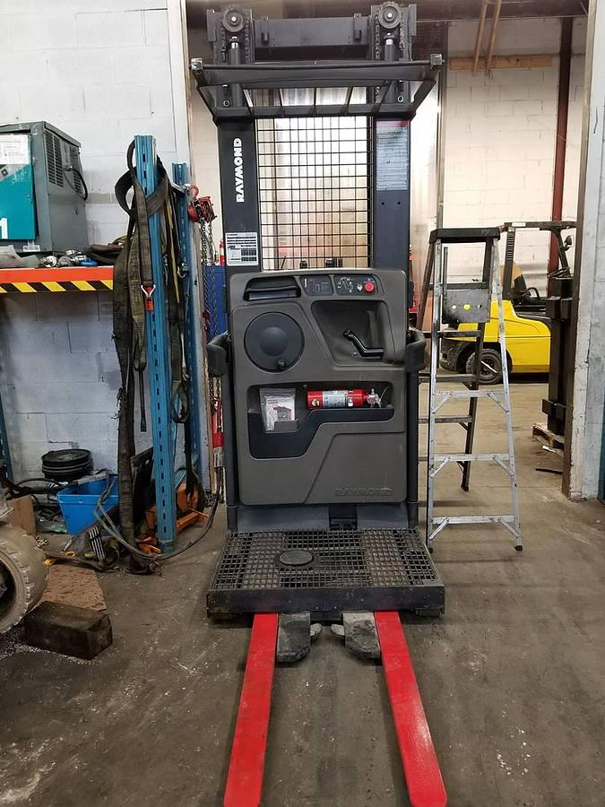 Raymond 540-OPC30TT WG – front mast view – triple-stage mast and fork carriage – CSA certified wire-guided picker – Brampton ON