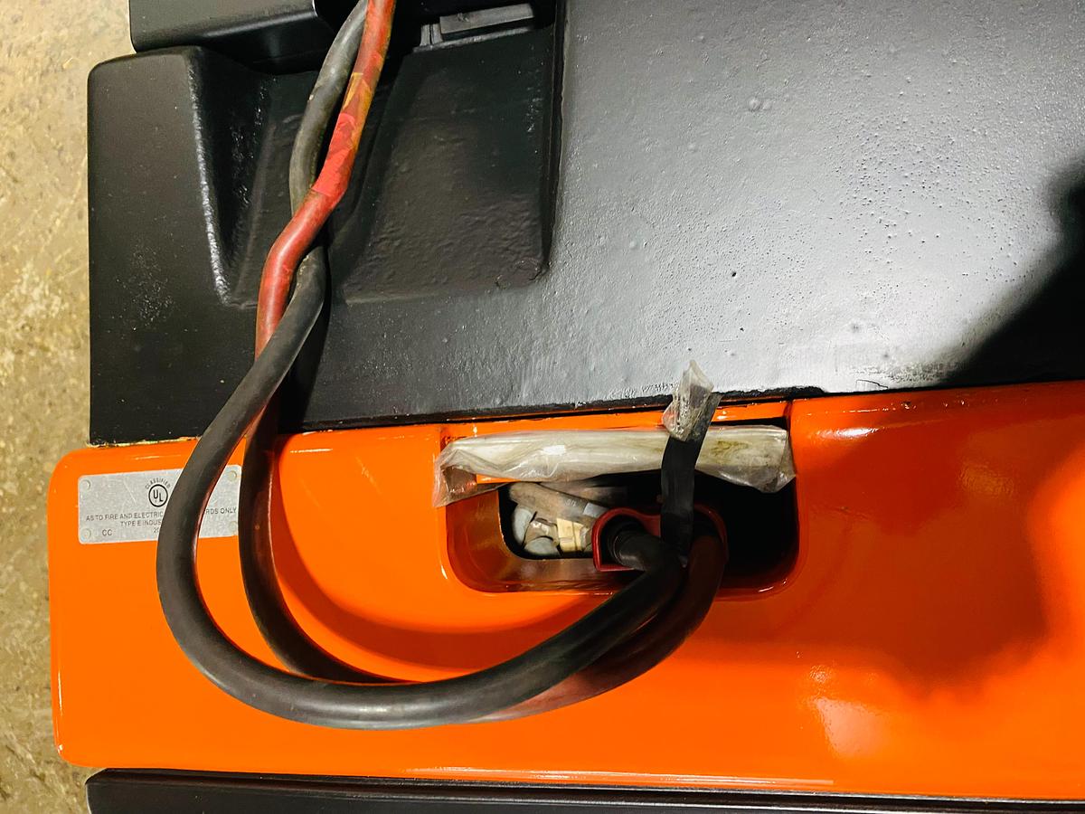 Toyota 6BWC15 – battery connector close-up – 24V interface with built-in 110V wall charger – CSA-certified electric forklift – Brampton ON