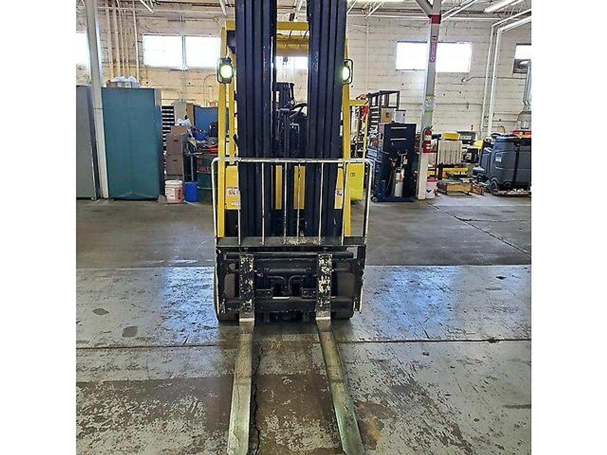 Hyster E50XN – direct front view – forks, mast rails, and cushion tires – CSA-certified electric forklift – Brampton ON Status: Approved. Highlights mast height and clamp compatibility. No drift.