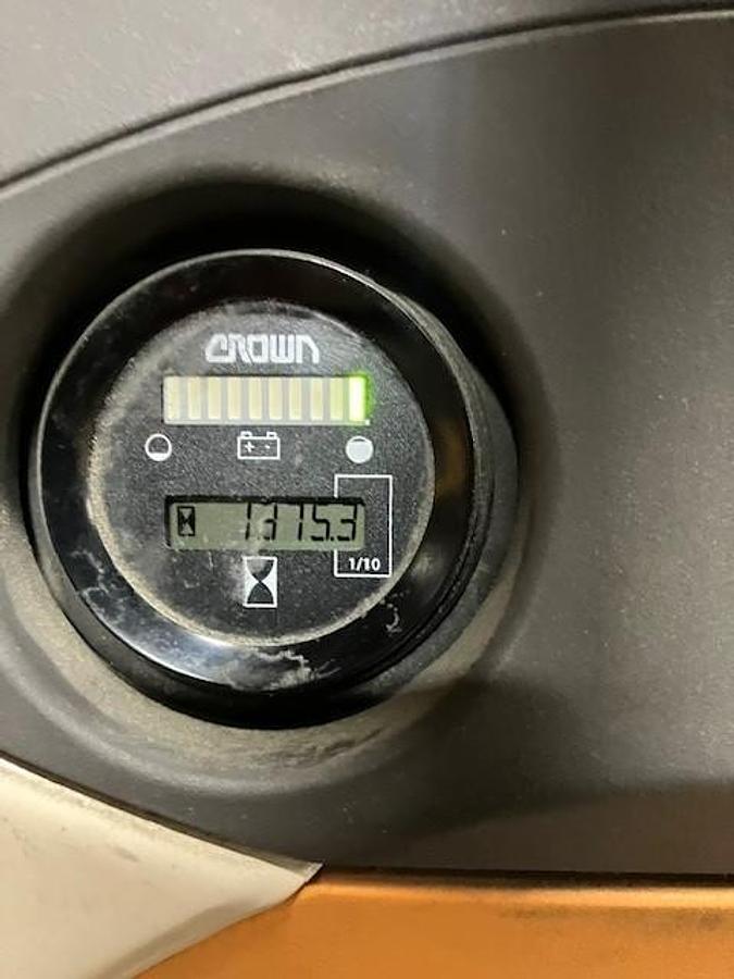 Hour meter display on Crown SX3000‑40 showing recorded operating hours.