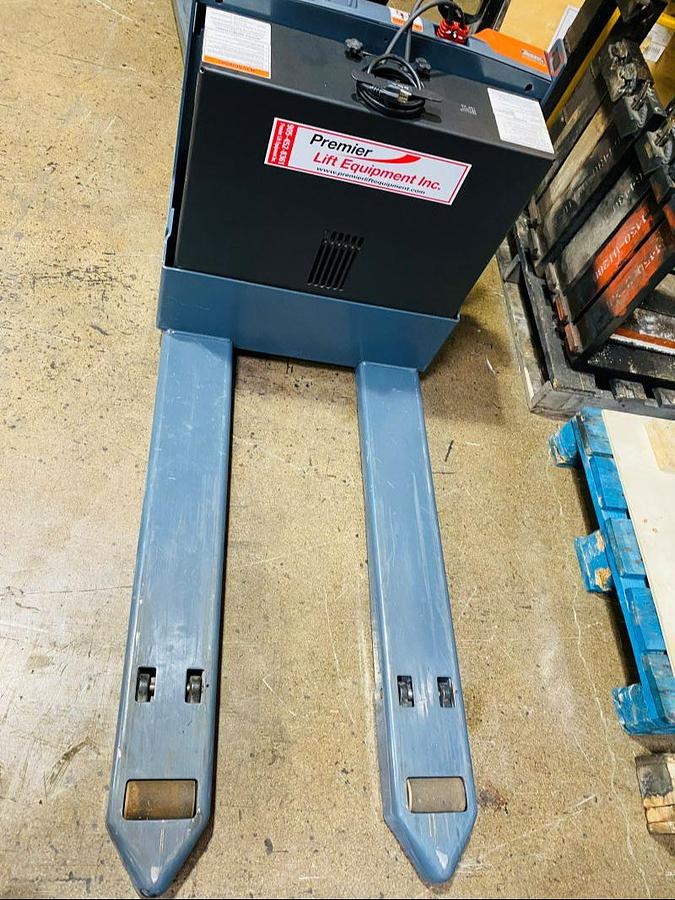 Front downward view of 27×45 tapered forks on Toyota 8HBW23 electric walkie