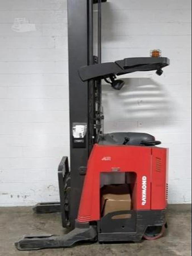 Raymond 750-R45TT reach truck side view | mast rails and battery compartment | 4,500 lb capacity | CSA certified electric forklift | Brampton ON