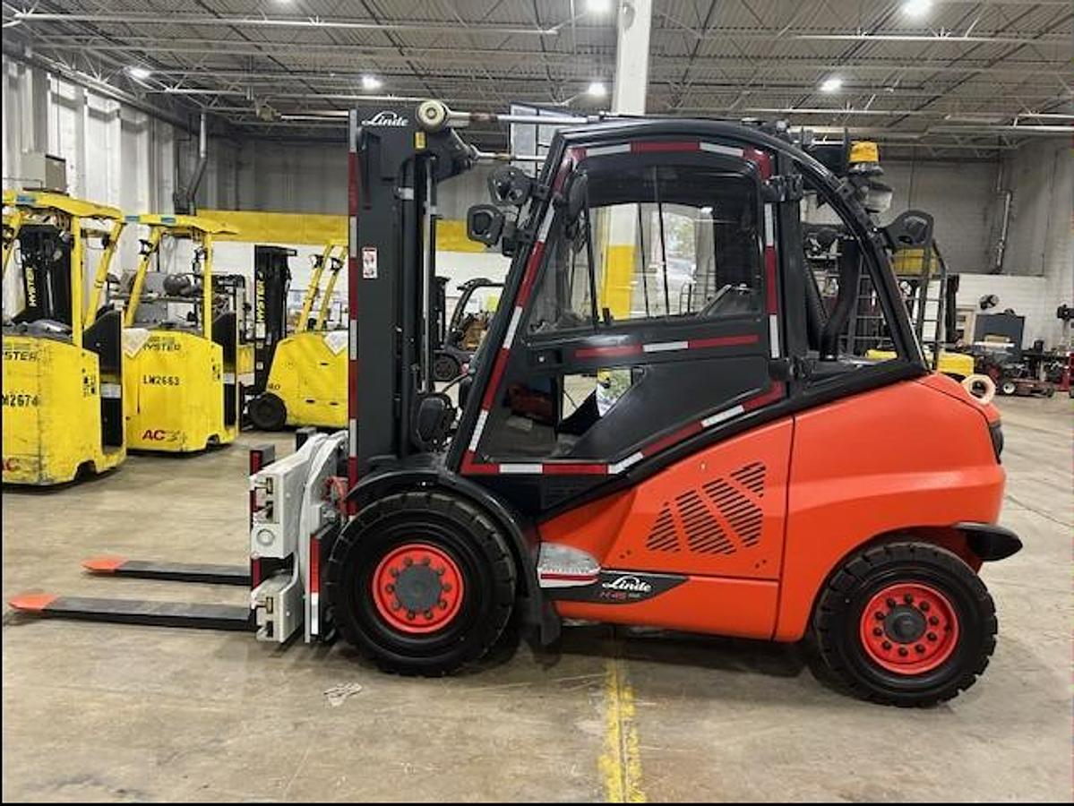 Side view of Linde H45D forklift – CSA-certified diesel unit with Cascade clamp, full cab, side shift, and like-new tires – Premier Lift Equipment Brampton ON
