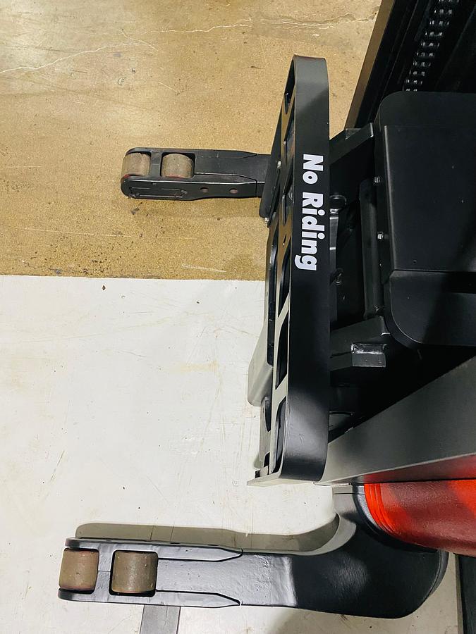 straddle style outriggers with pantograph reach