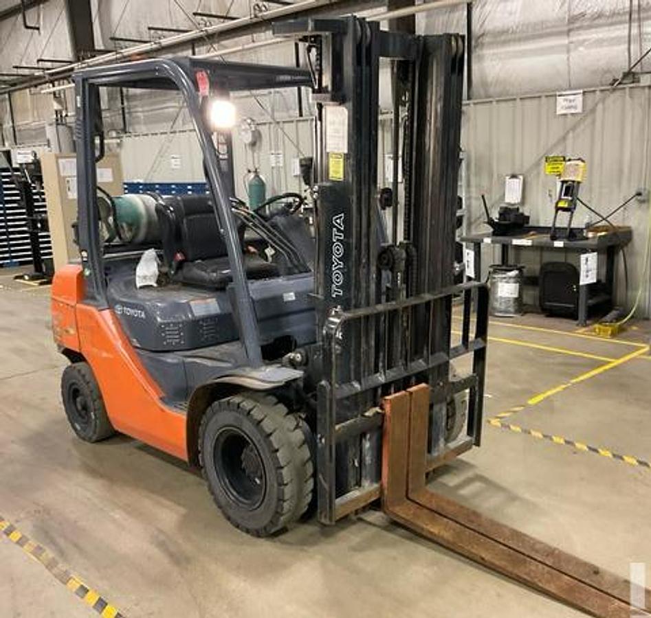 2019 Toyota 8FGU25 pneumatic forklift – opposite side profile with 189" mast and 48" forks