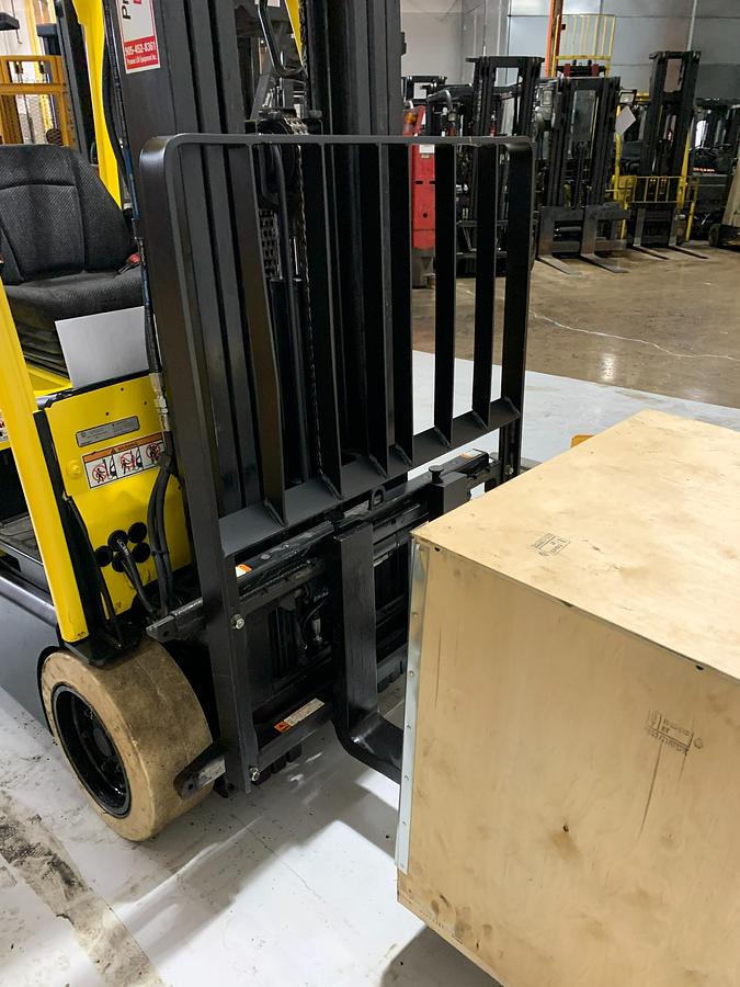 Hyster J40XNT – close-up front view – side-shifting fork positioner (SSFP), 42” forks, and Class II carriage – CSA-certified electric forklift – Brampton ON