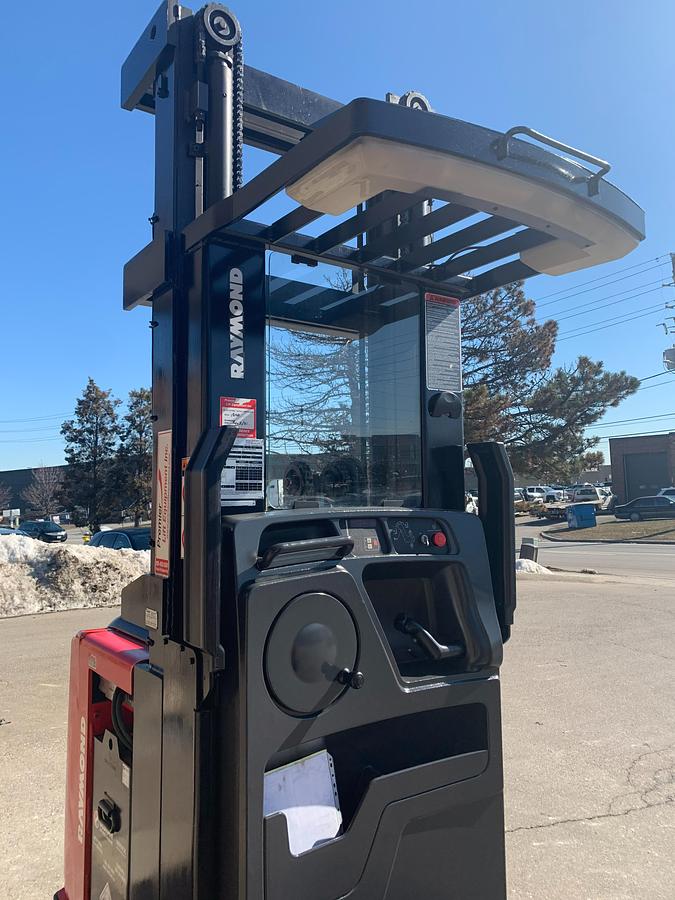 Raymond 550-OPC30TT WG – operator station – steer/lift console and harness-ready platform – CSA/MOL certified picker – Brampton ON