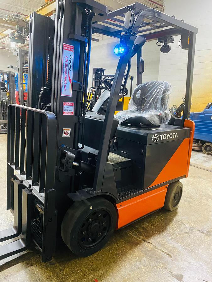 Toyota 8FBCU25 – angled front view – triple mast, 42” forks, and side shift carriage – EE-rated CSA/UL electric forklift – Brampton ON