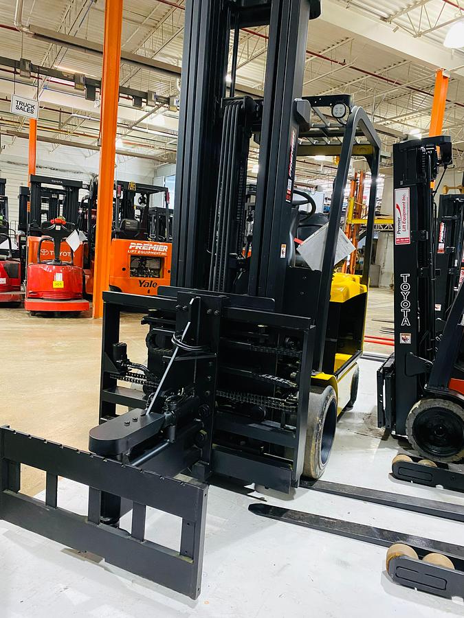 Superior Turret Master attachment on Yale ERC065VG turret lift truck showing 180° fork rotation, 53” side-shift, and CSA-certified swing carriage – unit staged in Brampton ON
