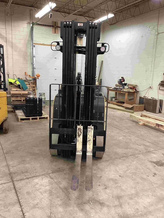 Yale ESC040AD – front view – forks, mast carriage, and clamp-ready hydraulics – CSA electric forklift – Brampton ON